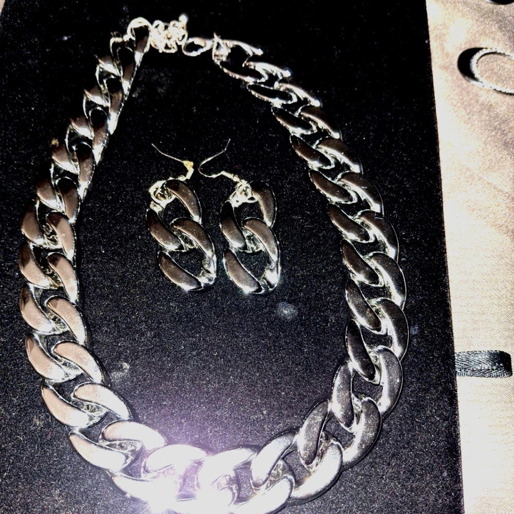 30 pieces  of jewelry, most  real silver all nice all for 15.$